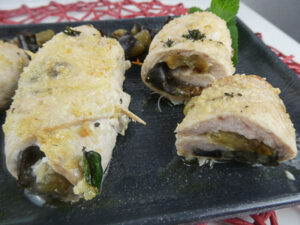 ricetta estiva pollo: involtini con melanzane e timo fresco