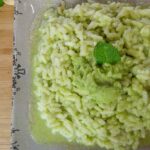 Risotto con pesto di zucchine, mandorle, menta e formaggio di capra