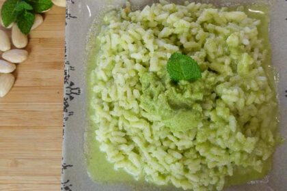 Risotto con pesto di zucchine, mandorle, menta e formaggio di capra