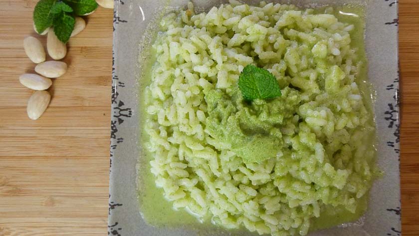 Risotto con pesto di zucchine, mandorle, menta e formaggio di capra