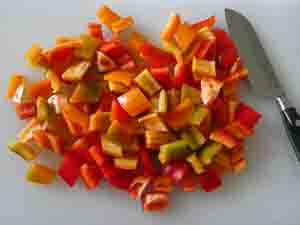 tagliare i peperoni a cubetti