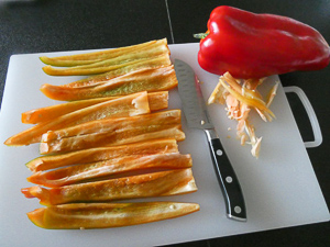 tagliare i peperoni e togliere i semi