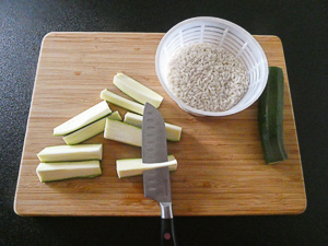 tagliare le zucchine per ottenere un pesto