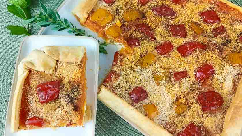 Torta salata veloce con crema di peperoni, formaggio spalmabile e patate