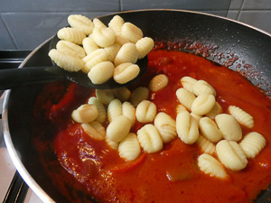 unire gli gnocchi al sugo di peperoni