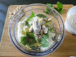 zucchine con le mandorle, il formaggio grattugiato, le foglie di menta