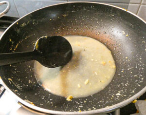 acqua di cottura della pasta ripassato nella padella di cottura del condimento.