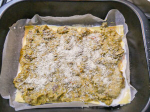 comporre la lasagna con carne macinata, crema di verdure e parmigiano e besciamella