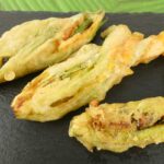 fiori di zucca in pastella ripieni di zucchine