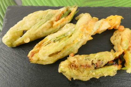 fiori di zucca in pastella ripieni di zucchine