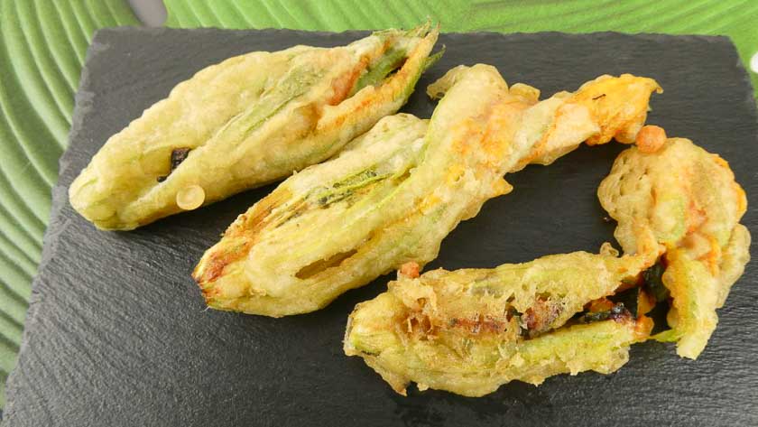 fiori di zucca in pastella ripieni di zucchine