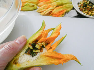 imbottire i fiori di zucca con zucchine fritte