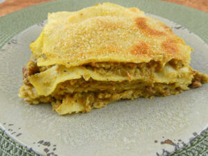 lasagna con crema di verdure e besciamella e carne