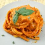 Pasta (bucatini) con crema di peperoni e panna vegetale
