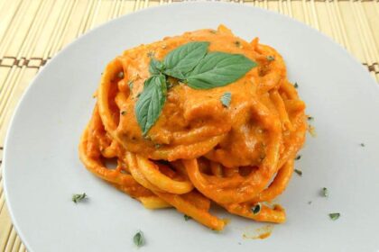 Pasta (bucatini) con crema di peperoni e panna vegetale
