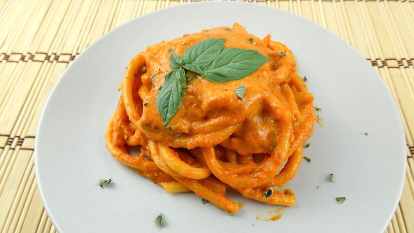 Pasta (bucatini) con crema di peperoni e panna vegetale