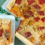 Torta salata veloce con crema di peperoni, formaggio spalmabile e patate
