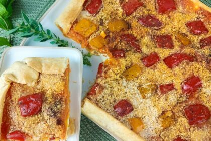 Torta salata veloce con crema di peperoni, formaggio spalmabile e patate