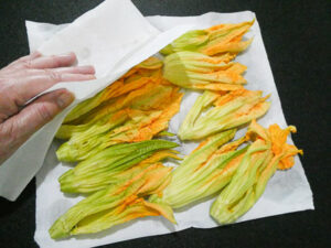 sciacquare e asciugare i fiori di zucca