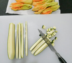 tagliare le zucchine per riempire i fiori