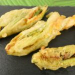 fiori di zucca in pastella ripieni di zucchine