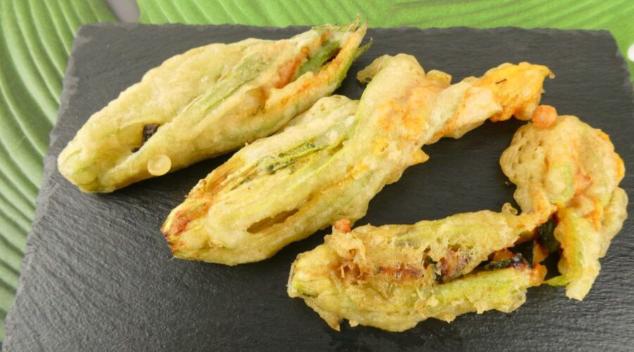 fiori di zucca in pastella ripieni di zucchine