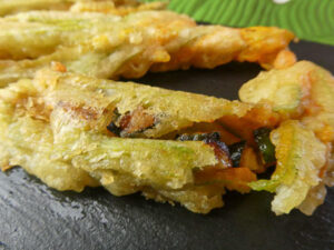 Fiori di zucca ripieni con zucchine in pastella croccante