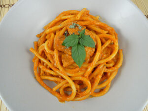 pasta con crema di peperoni, panna e pancetta