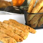 Bastoncini speziati da aperitivo un veloce snack croccante al forno