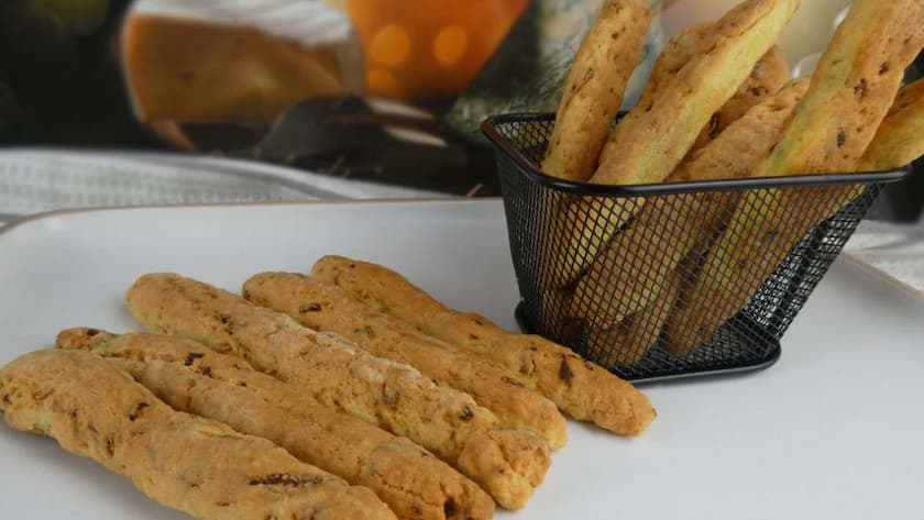 Bastoncini speziati da aperitivo un veloce snack croccante al forno