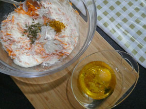 farina, bicarbonato, formaggio grattugiato, carota, Curry, erba cipollina, sale
