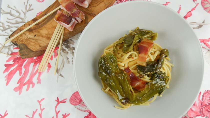 Linguine con peperoncini friggitelli e pancetta steccata