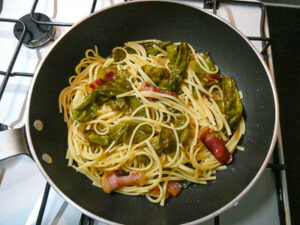 unire la pasta ai friggitelli e alla pancetta