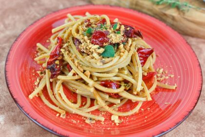 spaghetti con peperoni cornetto e granella di nocciole