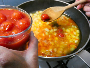 aggiungere i pomodorini ai fagioli in padella