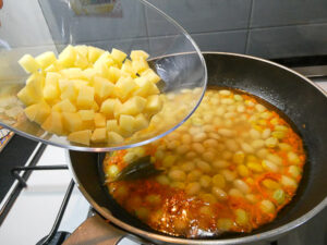aggiungere le patate ai fagioli