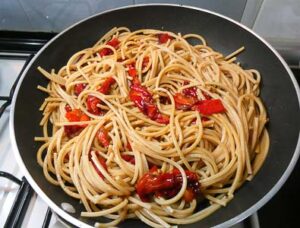 condire gli spaghetti con i peperoni cornetto
