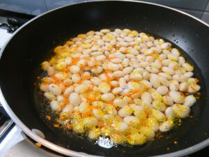 rosolare i fagioli con le erbe aromatiche