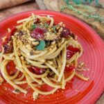 spaghetti con peperoni cornetto e granella di nocciole 
