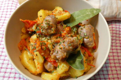 Patate peperoni e salsiccia in padella ricetta tradizionale facile e saporita