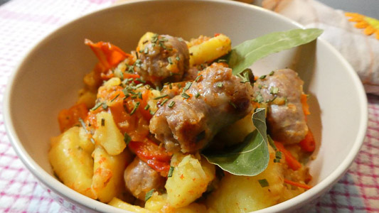 Patate peperoni e salsiccia in padella ricetta tradizionale facile e saporita