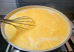 frusta che miscela polenta per evitare i grumi