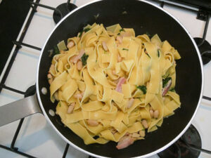 mantecare le pappardelle con rucola e fagioli
