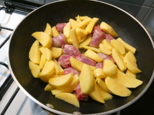 patate e salsicce rosolate in padella