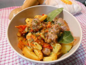 patate, peperoni e salsiccia impiattate