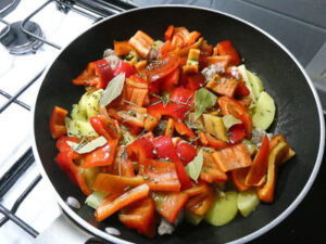 peperoni, patate e salsicce in padella