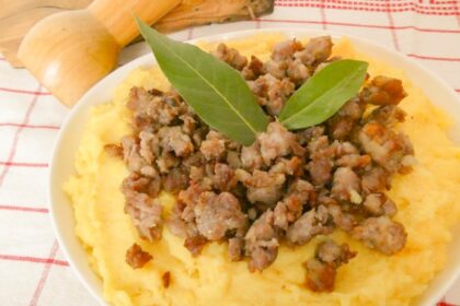 Polenta in bianco con salsiccia, ricetta a modo mio