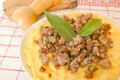 Polenta in bianco con salsiccia, ricetta a modo mio