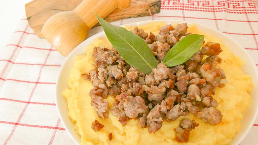 Polenta in bianco con salsiccia, ricetta a modo mio