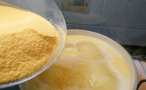 polenta versata in padella con acqua bollente